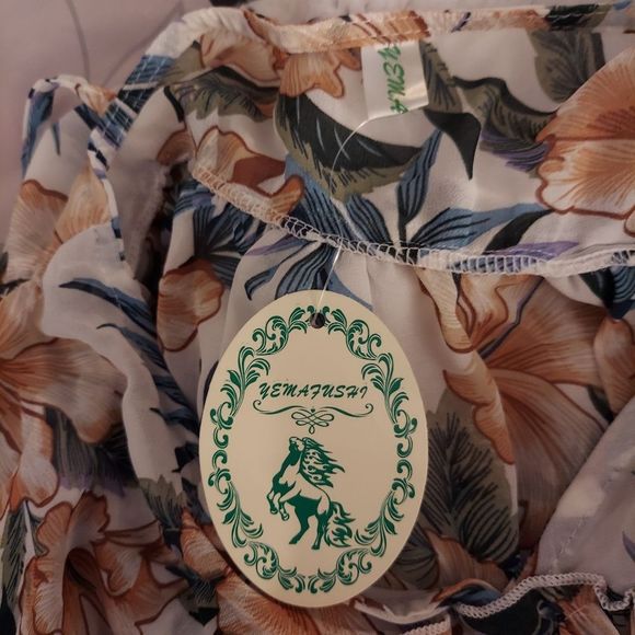 Short-Sleeve Cold Shoulder Floral Top - Picture 10 of 11